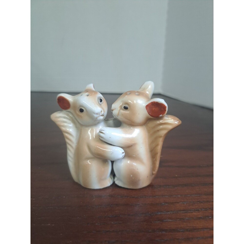 Vintage Hugging Squirrels Ceramic Salt And Pepper Shakers Made In Japan